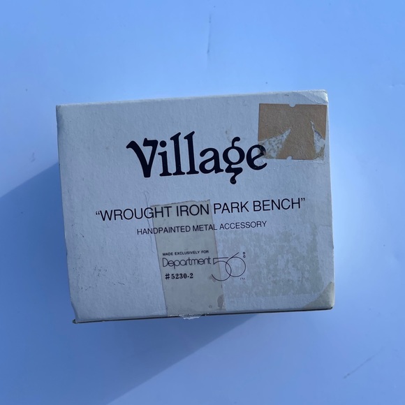 General Village Accessory - Park Bench - Picture 2 of 4